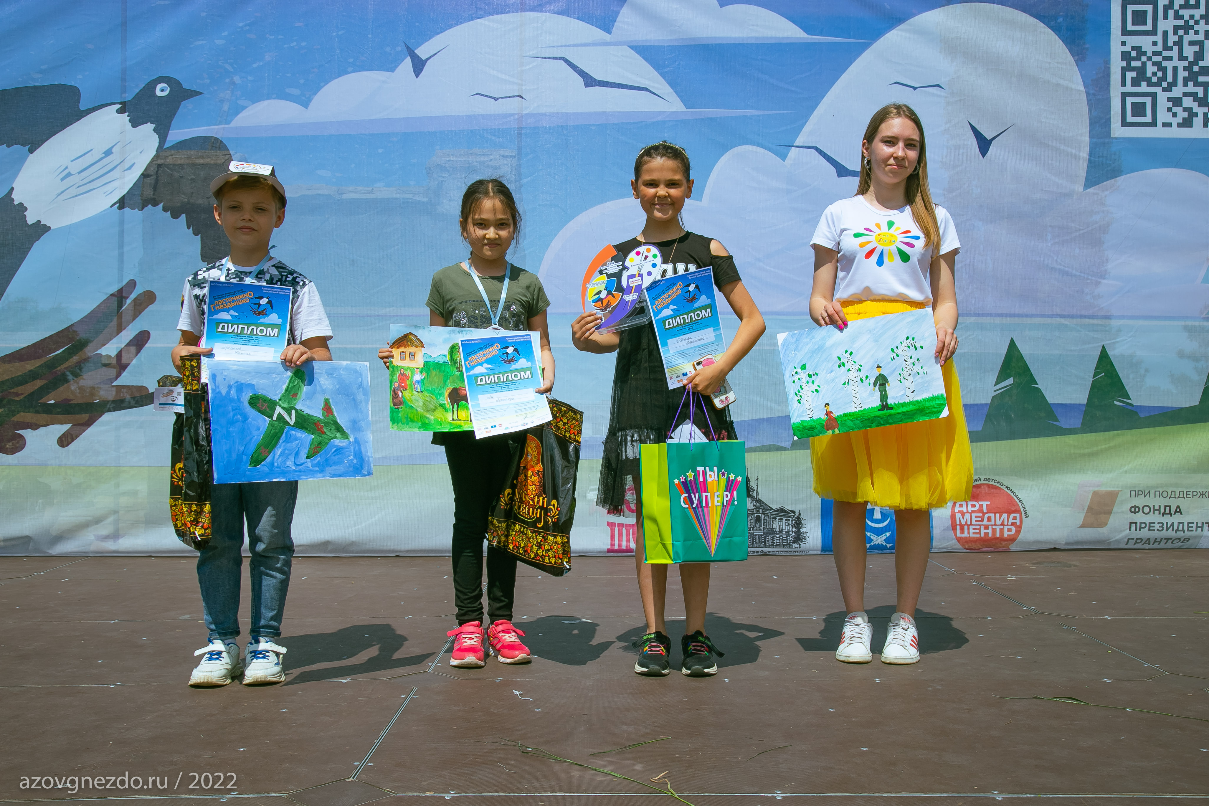 29 мая 2022 на Валах Азовской крепости  прошел Тринадцатый Фестиваль детского пленэрного рисунка «Ласточкино гнездышко». 